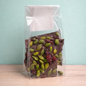Pedacito de chocolate negro, pistacho y arándanos